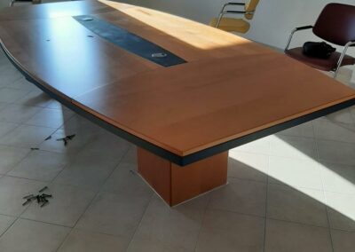 TAVOLO DA RIUNIONI OVALE IN LEGNO 320×155