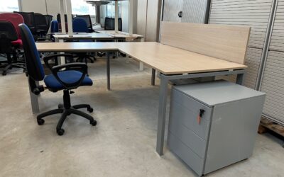 SCRIVANIA CON ALLUNGO LATERALE CON CASSETTIERA – SEDIA – APPENDIABITI