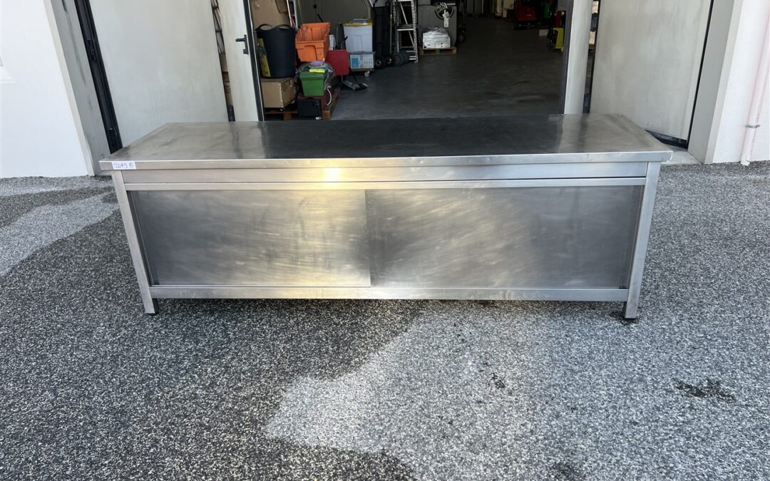 BANCO DA LAVORO ACCIAIO INOX CON ANTE SCORREVOLI 235×70